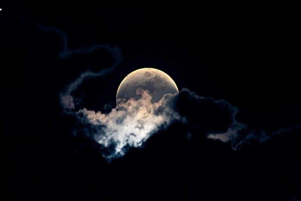 Dacă visezi că luna apare după nori