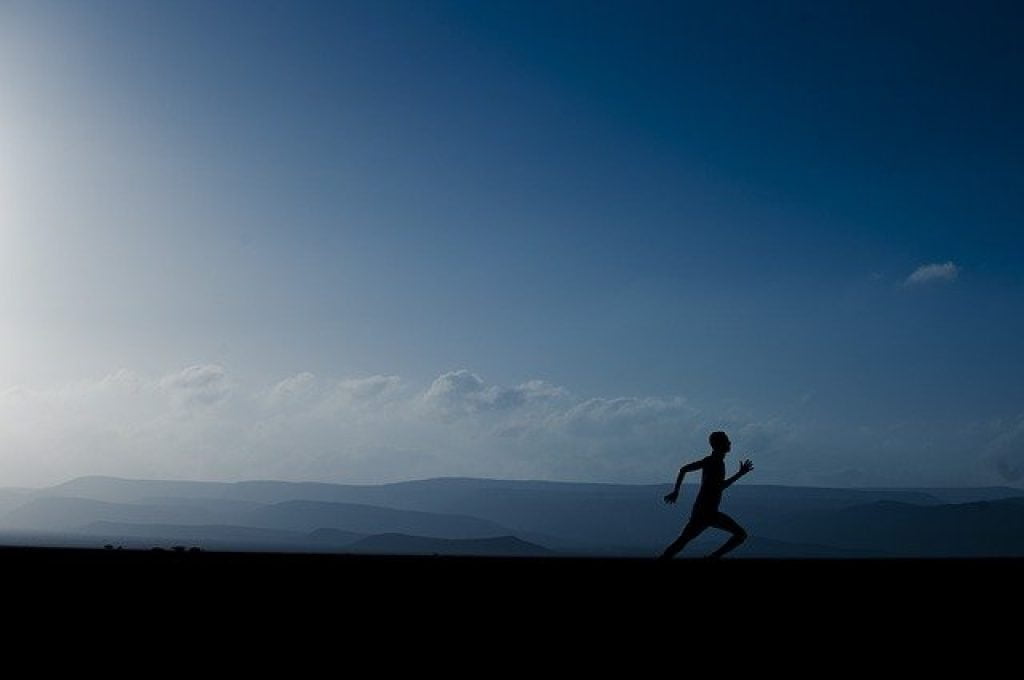 Ce înseamnă să visezi că alergi singur?