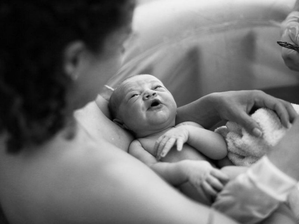 Vise cu un nou-născut în brațe