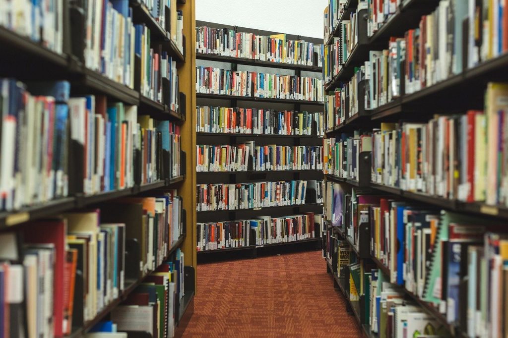 o bibliotecă mare