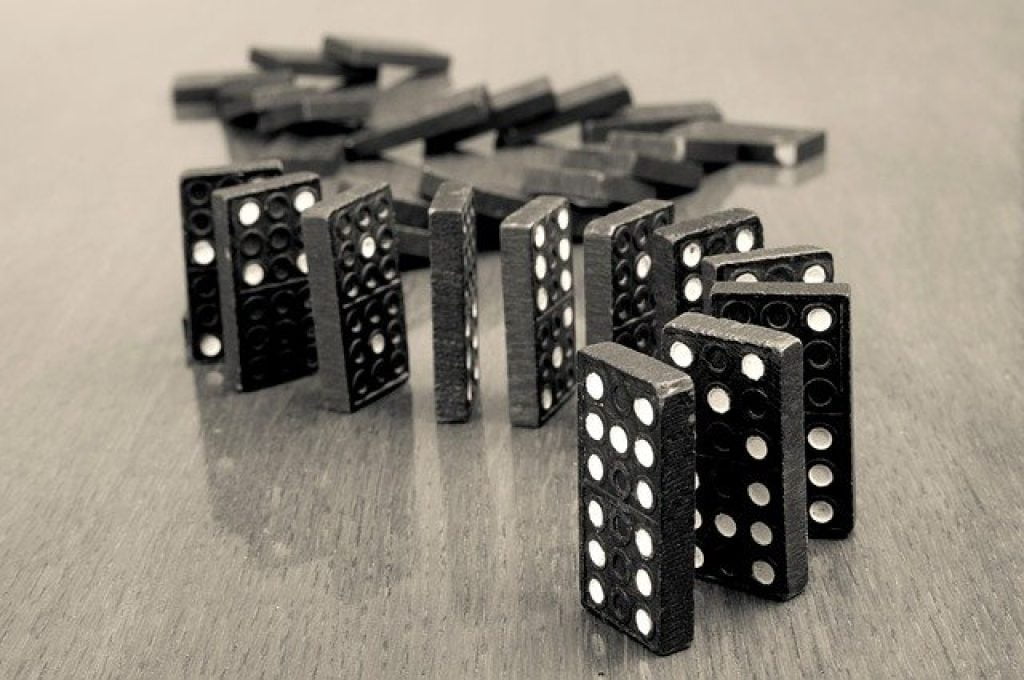 Dacă te joci cu piesele de domino